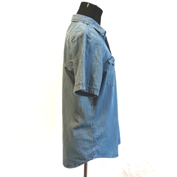 Levi's large cotton denim short sleeve button-down. - Picture 4 of 11